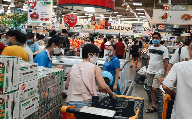 Khách hàng đi siêu thị đều tuân thủ đeo khẩu trang.