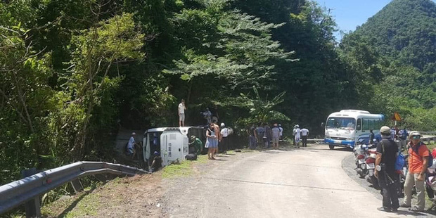 Thông tin ban đầu, chiếc xe khách mang BKS 73B – 009.25 lưu thông trên tuyến đường Hồ Chí Minh nhánh Tây thuộc khu vực Trạ Ang, Vườn quốc gia Phong Nha – Kẻ Bàng (địa phận xã Tân Trạch, huyện Bố Trạch, Quảng Bình) trong lúc lưu thông đã bị lật nghiêng khi vào khúc cua.