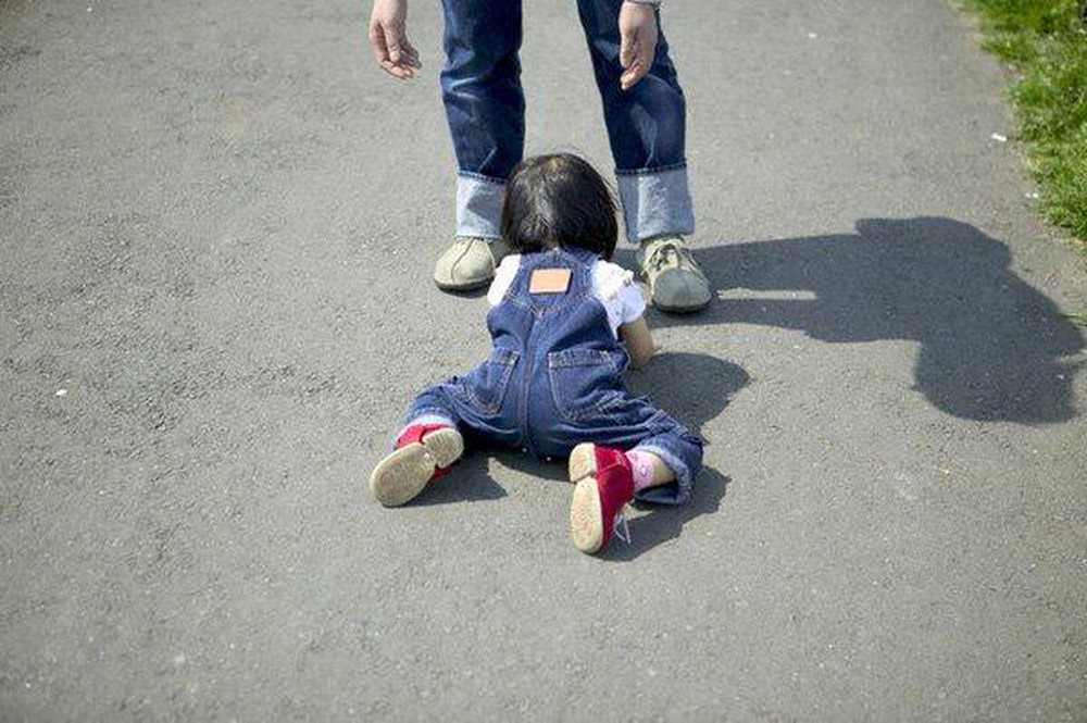 Trẻ nhỏ cần được học cách tự đứng lên sau vấp ngã. (Ảnh minh họa)