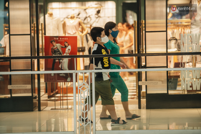 Trung tâm thương mại là nơi công cộng đông người ra vào, do đó người dân cần tuân thủ nghiêm chỉnh việc đeo khẩu trang.