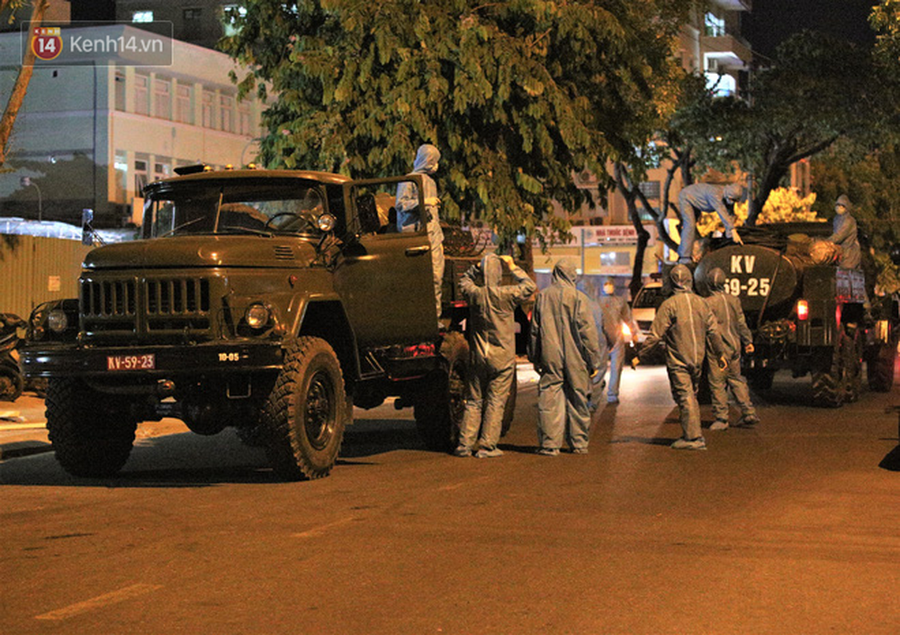 Khoảng 21 giờ tối 26/7, Bộ Tư lệnh Quân khu 5 đã điều nhiều chiến sỹ và 8 xe chuyên dụng để phun thuốc tiêu độc toàn bộ khuôn viên Bệnh viện C và Bệnh viện Đà Nẵng, nơi có 2 bệnh nhân nhiễm Covid-19.