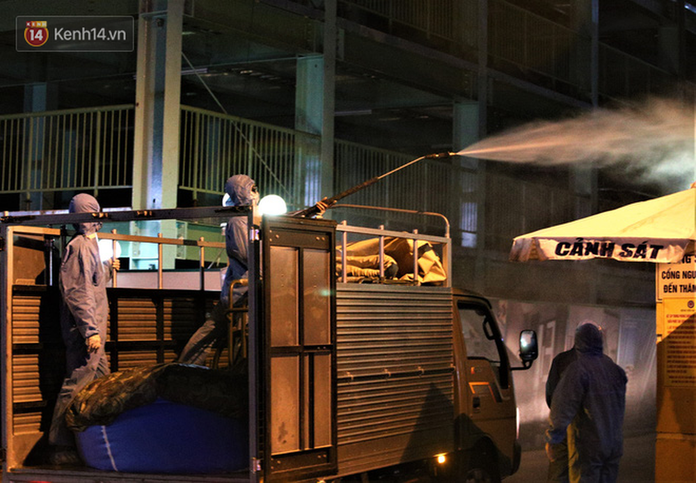 Bên trong 2 bệnh viện, việc phun khu vực hành lang, cầu thang bộ, cầu thang máy, sảnh chờ... do các chiến sĩ đeo bình hoá chất cơ động thực hiện. Các phòng làm việc và buồng bệnh được yêu cầu đóng kín cửa để không hít phải hóa chất.