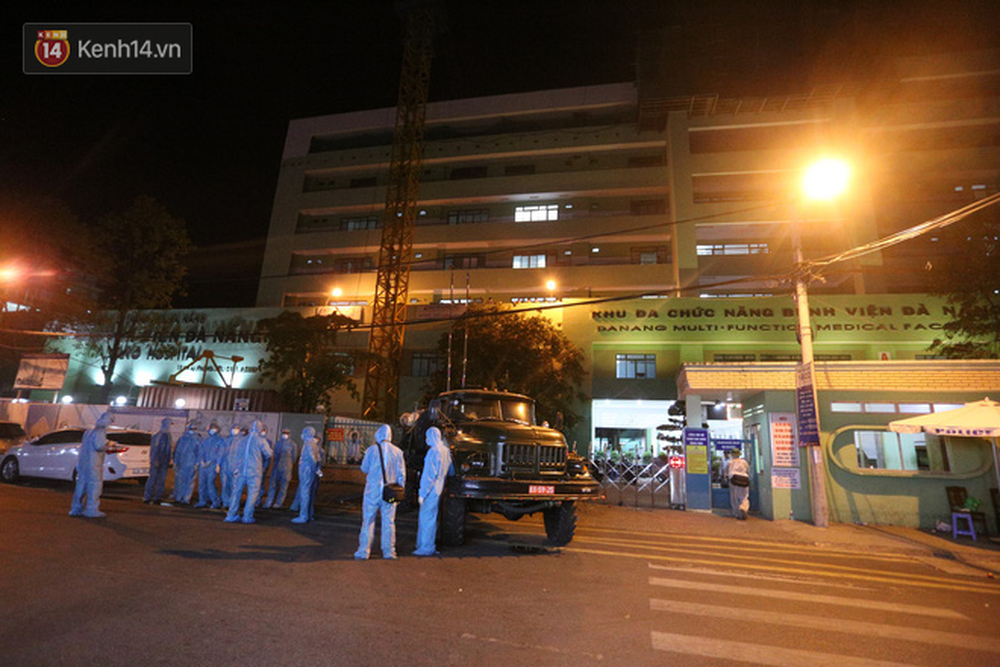 Đến 0h giờ khuya, mọi việc mới hoàn tất. Bảo vệ bệnh viện và công an đã khoá cổng lại để đảm bảo cách ly.