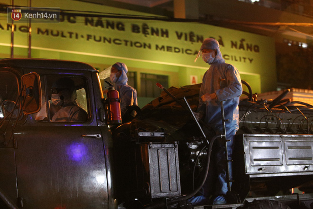 Trong 8 xe được điều động, có 3 xe chuyên dụng để phun hóa chất khử trùng.