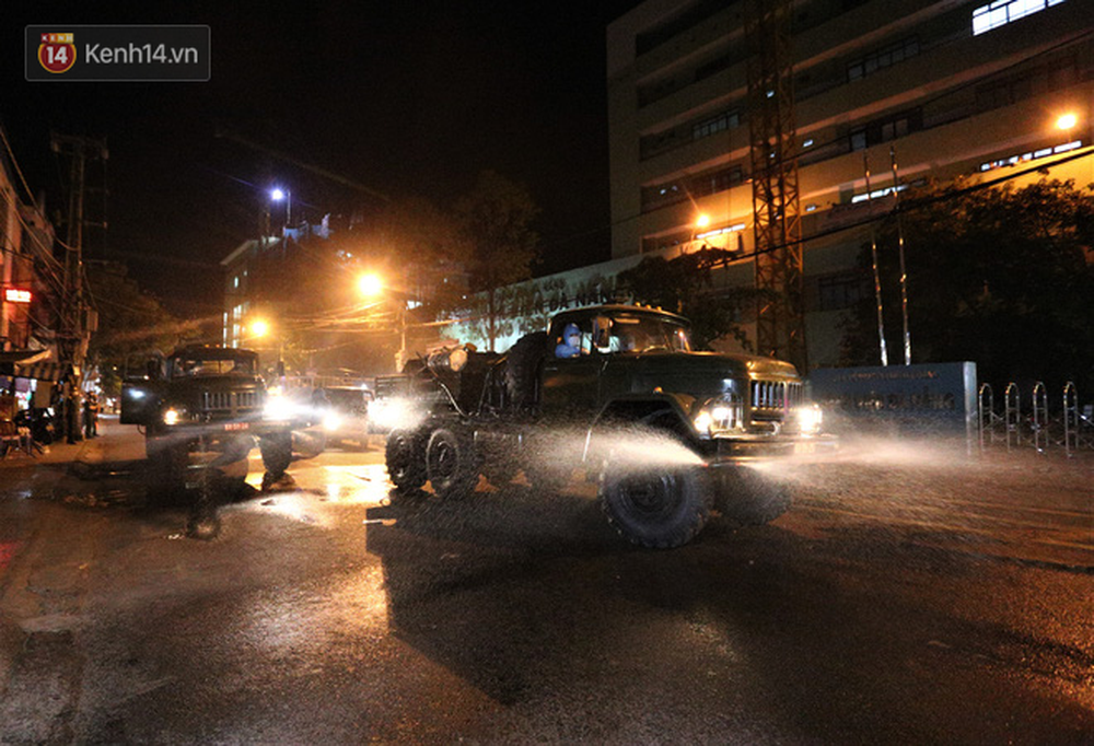 Đến 23h30 khuya cùng ngày, khi đoàn phun hoá chất cơ động hoàn thành nhiệm vụ bên trong các bệnh viện, các xe chuyên dụng tiếp tục chia nhau 