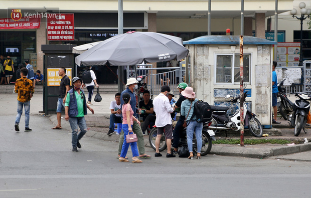 Không quá đông người đi lại tại Bến xe Mỹ Đình trong những ngày này.