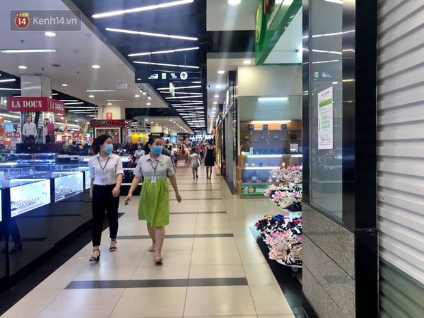 Các nhân viên, người bán hàng trong siêu thị cũng chủ động sử dụng khẩu trang trong quá trình làm việc.