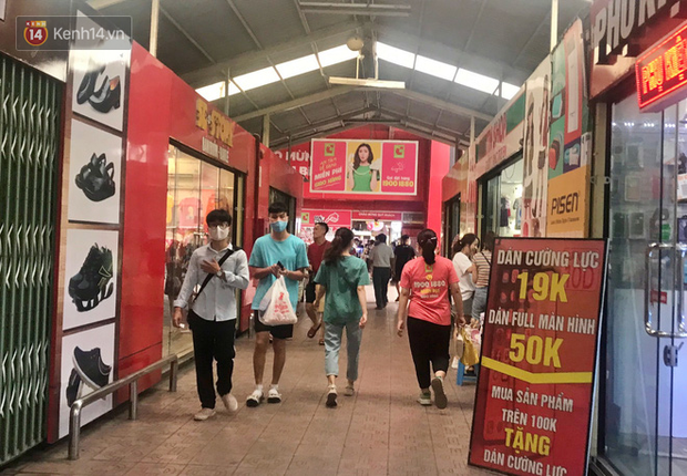 Mọi người sử dụng khẩu trang trong suốt quá trình mua sắm trong siêu thị.