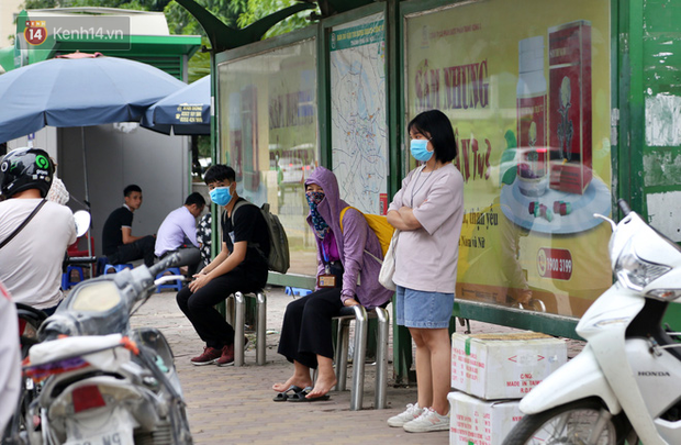 Tại các điểm đón xe buýt trên đường Phạm Hùng, người dân cũng đeo khẩu trang đầy đủ để phòng dịch bệnh COVID-19.