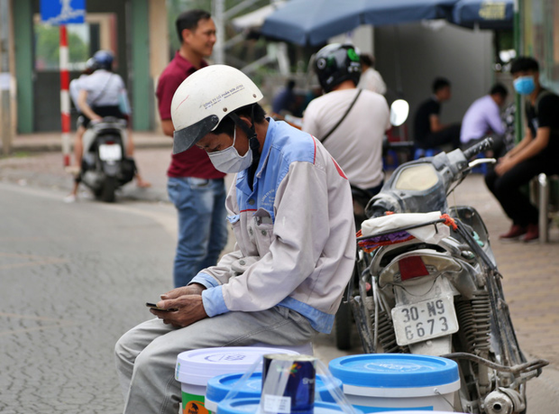 Một số công nhân đeo khẩu trang trong lúc nghỉ nơi tại nơi đông người.