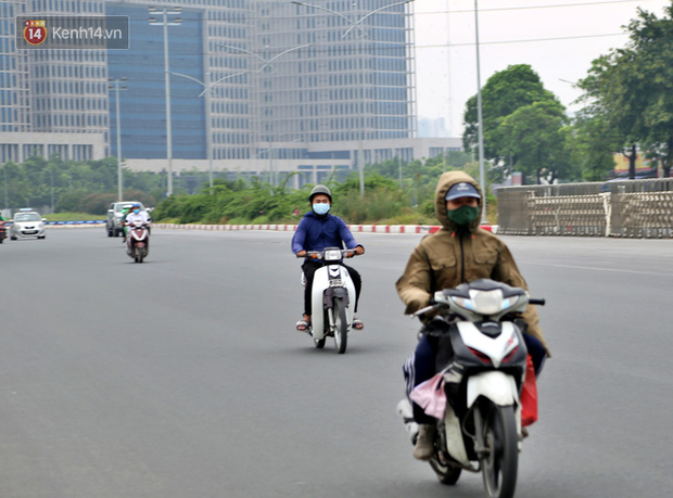 TP Hà Nội chưa có quy định bắt buộc người dân đeo khẩu trang phòng dịch nhưng đa số người dân đều chủ động sử dụng khẩu trang khi đến các nơi công cộng.