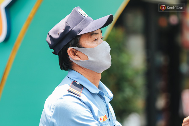 Những người làm công việc phải tiếp xúc với nhiều người cũng chủ động đeo khẩu trang trong lúc làm việc.