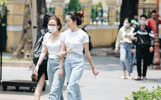 Một vài bạn trẻ tranh thủ bỏ khẩu trang khi đến chỗ ít người.