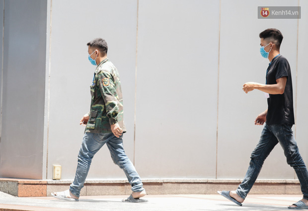 Tại TP HCM, hầu hết người dân ra đường đều đeo khẩu trang khi đi xe máy, một số người đi ô tô cũng đeo khẩu trang để phòng dịch bệnh COVID-19.