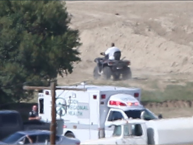 Nam rapper còn tự lái xe địa hình tới lui như chưa có gì xảy ra.