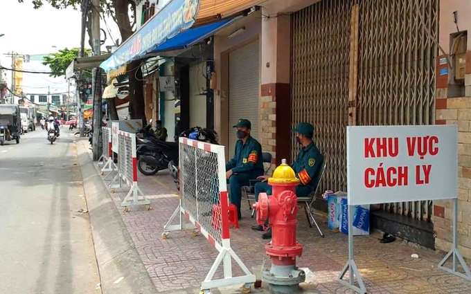 Cơ quan chức năng phong tỏa ba căn nhà ở quận Tấn Phú vì liên quan một phụ nữ nghi nhiễm. Ảnh: Đinh Văn.