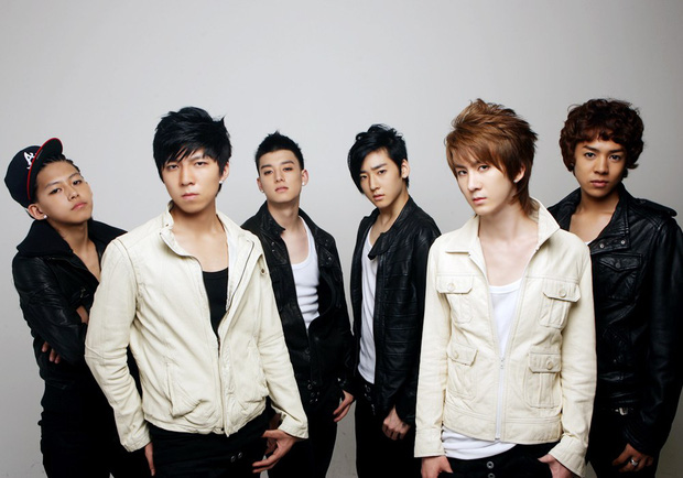 Nam idol ra mắt cùng U-KISS vào năm 2008 và rời nhóm năm 2011, với lý do công ty quản lý đưa ra là muốn quay trở lại trường học. Tuy nhiên, giờ đây anh đã tiết lộ sự thật bị công ty đuổi một cách không chính đáng.