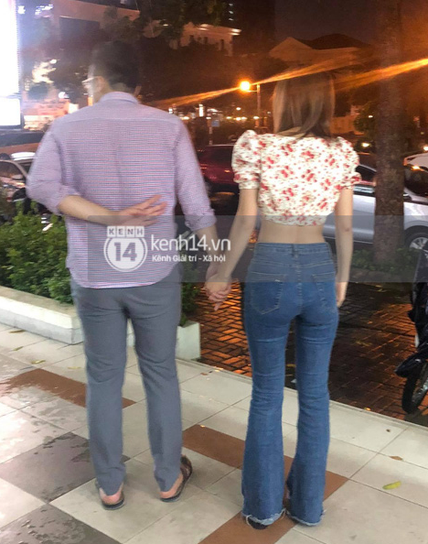 Cả hai nắm chặt tay nhau vô cùng tình tứ.