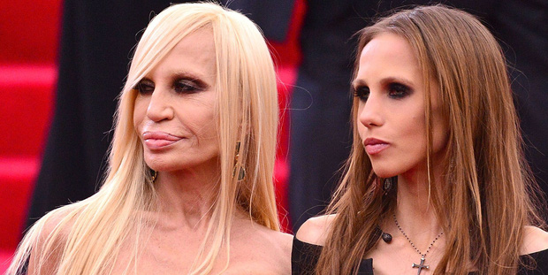 Allegra Beck và mẹ Donatella Versace nhà mốt tóc vàng nổi tiếng hiện tại đang điều hành Versace
