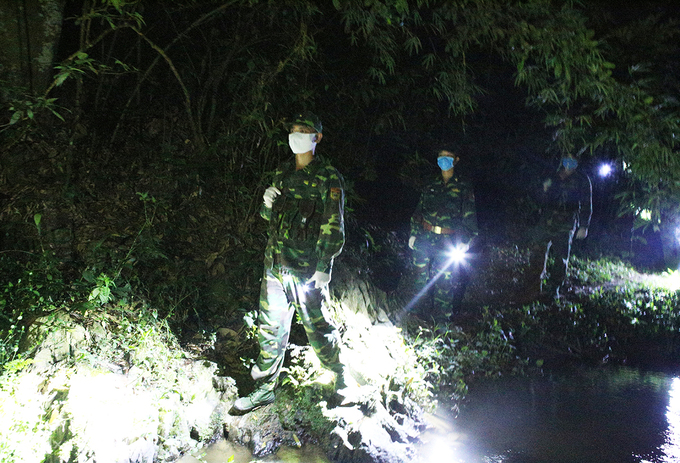 Chiến sĩ đồn biên phòng cửa khẩu quốc tế Nậm Cắn tuần tra ngăn người nhập cảnh. Ảnh: Nguyễn Hải.