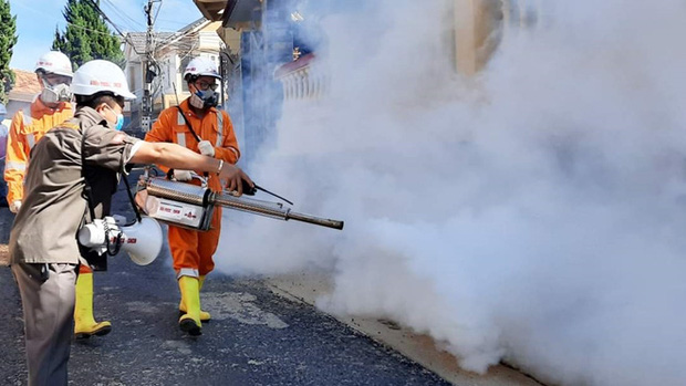 Cơ quan chức năng phun hóa chất phòng chống dịch bệnh. Ảnh: Công an nhân dân