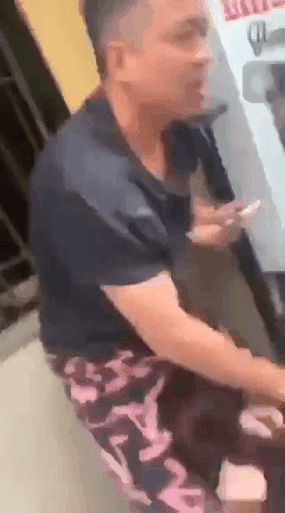 Không giữ được bình tĩnh, cả 2 lao vào đánh đập nhau túi bụi.