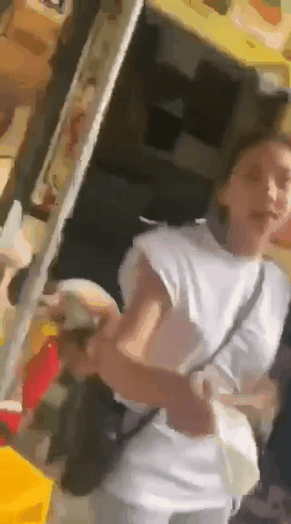 Xôn xao đoạn clip Lưu Đê Ly ẩu đả với antifan ngay giữa phố.