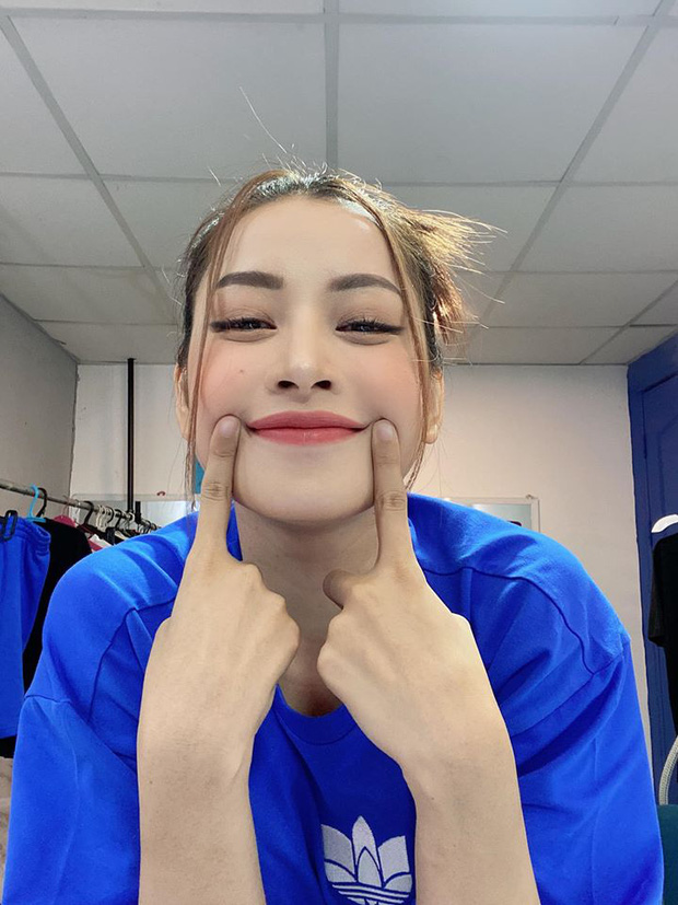 Chi Pu khoe ảnh mặt vui sướng vô cùng khi chính thức lấy lại ngôi Á quân trong BXH đọ độ hot trên MXH.