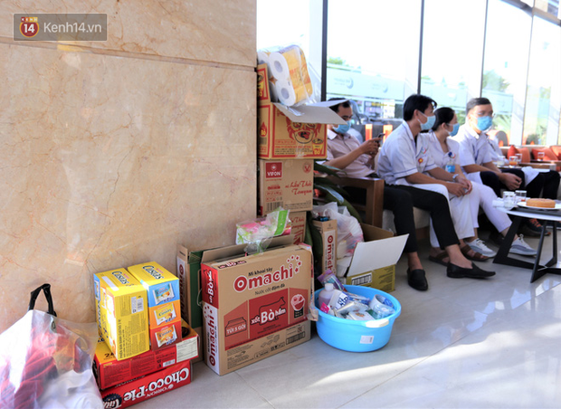 Đoàn y bác sĩ mang theo cả mỳ tôm.