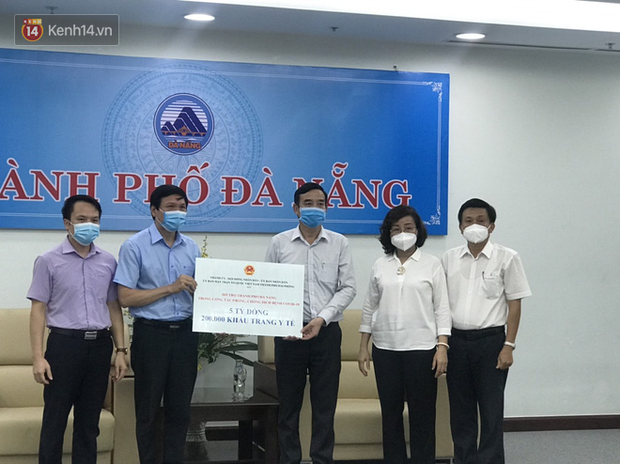 Chiều 6/8, đại diện UBND TP Hải Phòng trao tặng 5 tỷ đồng và 200.000 khẩu trang y tế để hỗ trợ TP Đà Nẵng.