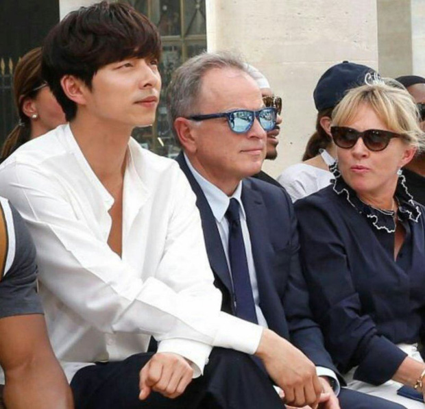 Vẻ đẹp của Gong Yoo tỏa sáng ngời ngời đến nỗi khách mời người Pháp cũng không thể kiềm chế, phải quay sang để nhìn trộm 