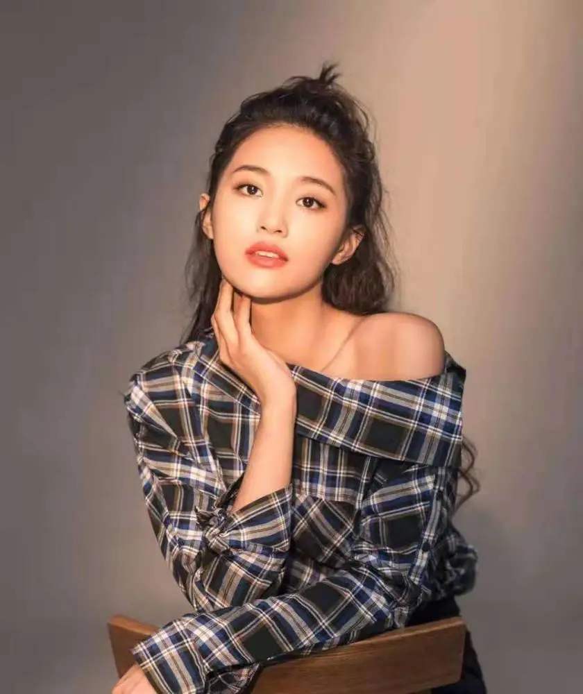 Không chỉ vội vàng chia tay khi bị khui chuyện hẹn hò, Khuất Sở Tiêu còn bị tình cũ tố bạo hành.