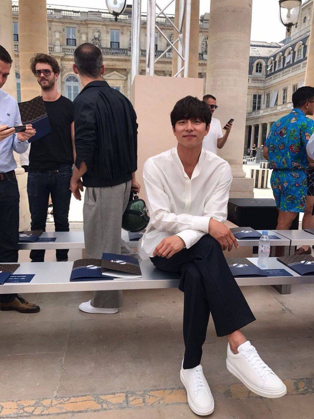 Khác với mái tóc bổ luống lãng tử quen thuộc, lần này nam diễn viên bất ngờ hạ tóc mái xuống khiến gương mặt thêm phần trẻ trung, 