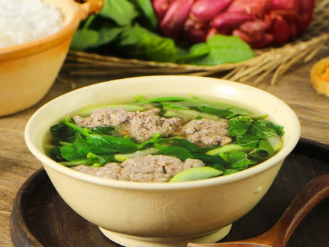 Bổ sung nước canh hay nước lọc trong bữa ăn đều rất cần thiết tuy nhiên lựa chọn chính xác thời điểm để dùng chúng mới là điều cần ghi nhớ hơn cả.