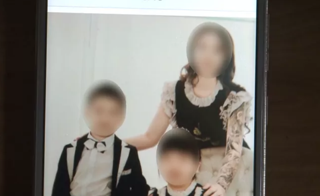  Vương và hai con.