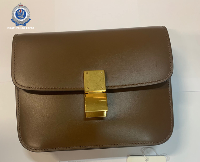 Tang vật là rất nhiều túi xách hàng hiệu, được cho là đồ ăn cắp mà cảnh sát thu giữ được tại nhà của Lê Bảo Trung.