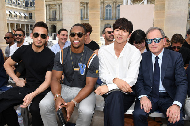 Chính nhờ ngoại hình sáng và chiều cao cực đỉnh, Gong Yoo không những không bị lép vế trước dàn khách mời ngoại quốc mà còn nổi bần bật.