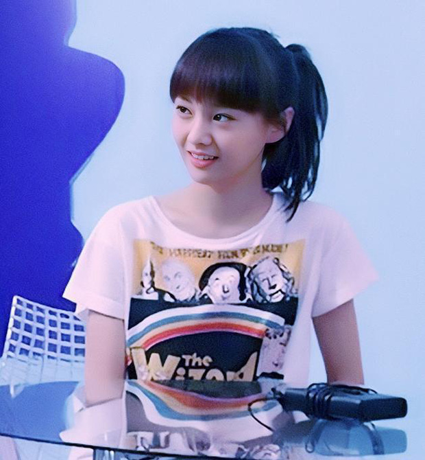 Ngày đó, cô nàng để tóc mái bằng, gương mặt búng ra sữa, góc nghiêng siêu xinh và đáng yêu