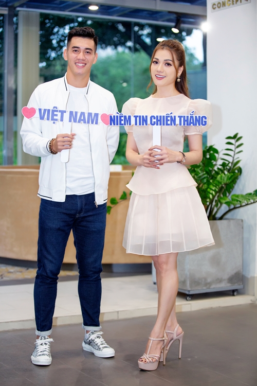 Tiến Linh sánh vai cùng người đẹp Thái Nhiên Phương