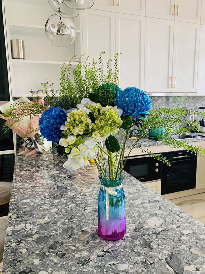 Nữ diễn viên trang trí nhiều hoa tươi, và dành thời gian chăm chút từng góc nhỏ bên trong tổ ấm. (Ảnh: FB nhân vật)