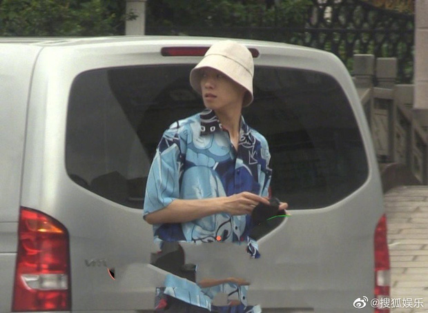 Thay vì đến cùng Dương Mịch, Ngụy Đại Huân tới đây từ trước đó, diện mũ trắng, kiểu dáng giống với chiếc mũ của Dương Mịch