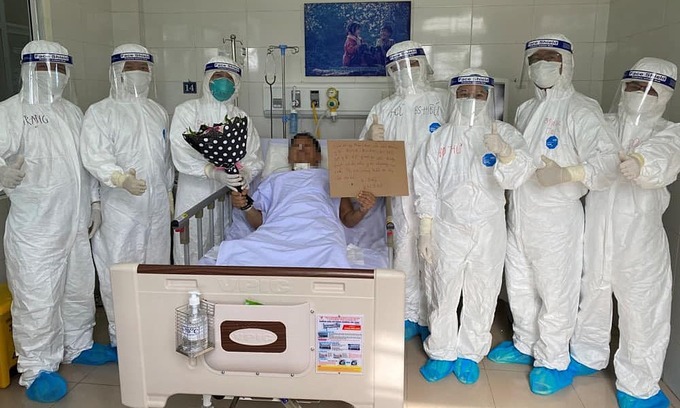 Các bác sĩ chúc mừng bệnh 