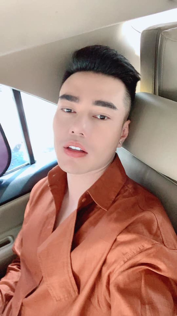 Để hoàn thiện nhan sắc, anh không ngại chi tiền cho các cuộc phẫu thuật thẩm mỹ.