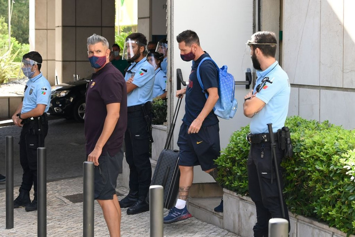 Sau thất bại đáng quên 2-8 trước Bayern tại tứ kết Champions League vào ngày 15/8, Messi và các đồng đội đã nhanh chóng rời thủ đô Lisbon (Bồ Đào Nha) để trở về Tây Ban Nha.