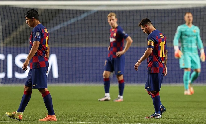 Barca lần đầu trắng tay kể từ mùa 2007-2008. Ảnh: Reuters.