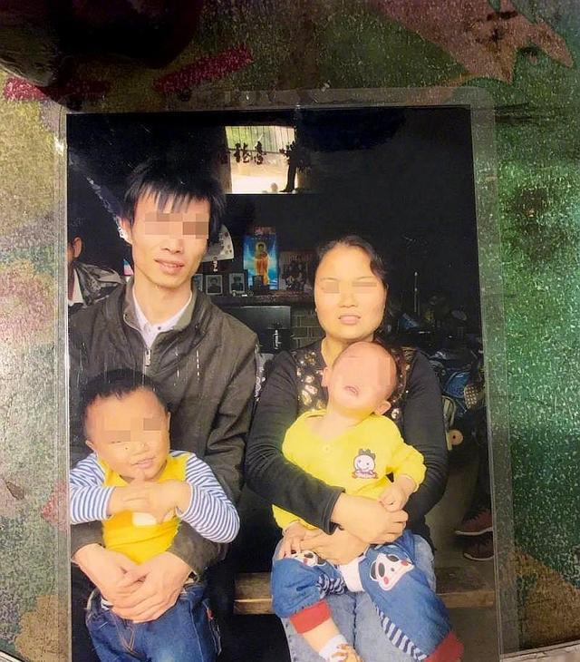 Cả gia đình của Khang Khang, đứa trẻ bên phải là em trai của Khang Khang đã bị người mẹ bán đi.