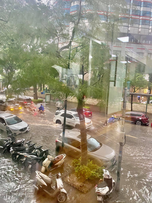 Nhiều tuyến phố Hà Nội ngập úng sau trận mưa lớn. Ảnh: FB