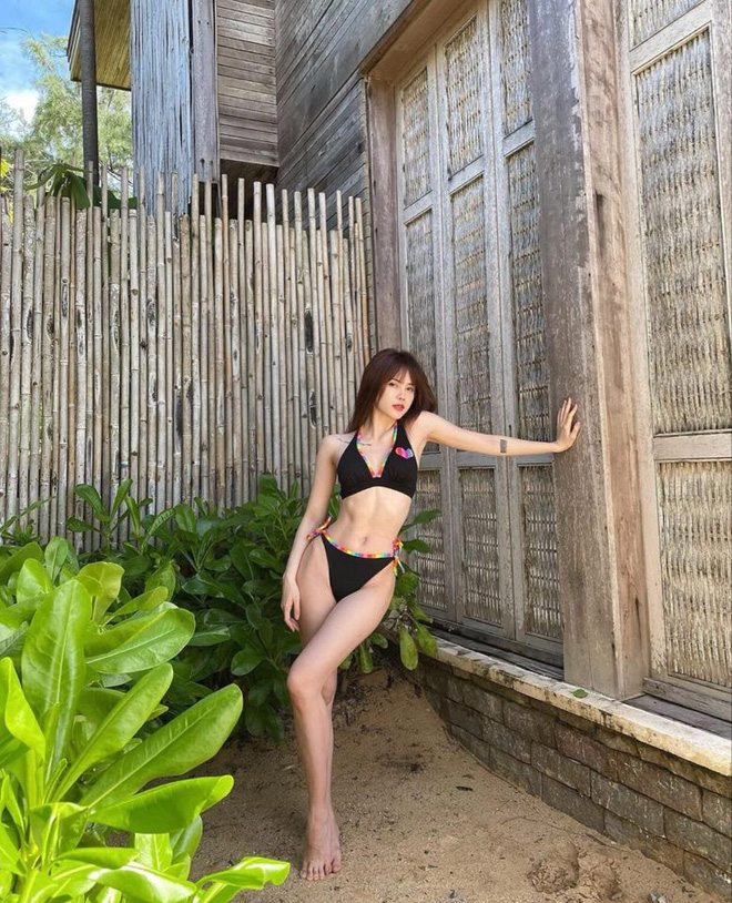 Vòng eo săn chắc, có rãnh rõ ràng của Thiều Bảo Trâm khiến dân tình đứng ngồi không yên.