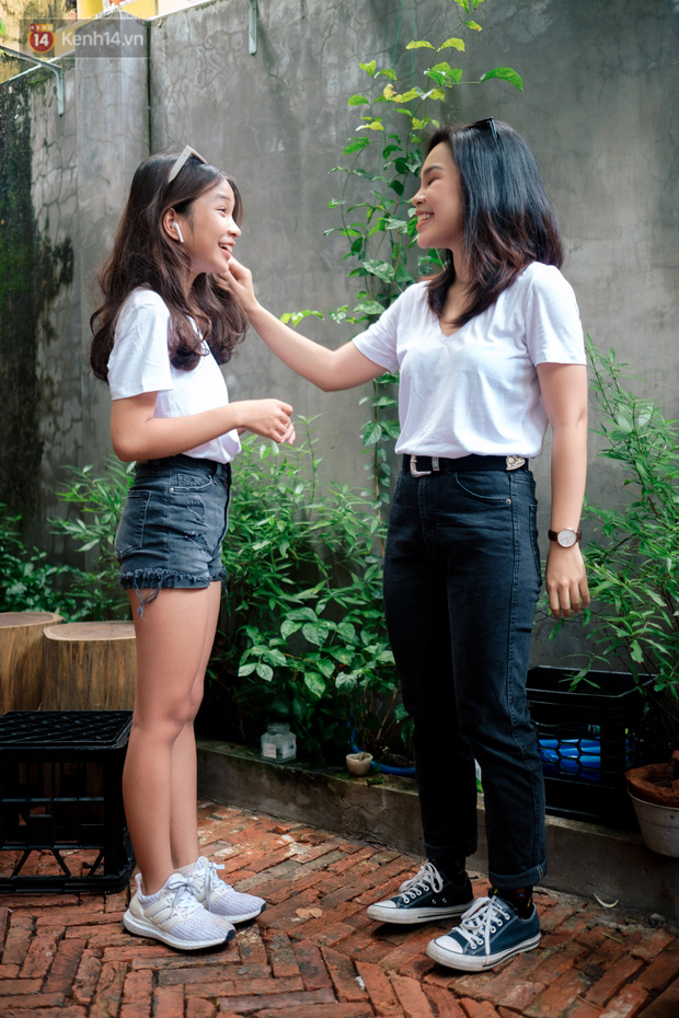 Hai chị em rất thân thiết.