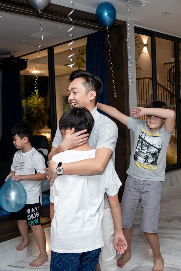 Vừa đón thêm công chúa nhỏ, nhưng vị đại gia vẫn dành nhiều thời gian để chăm sóc con trai lớn.